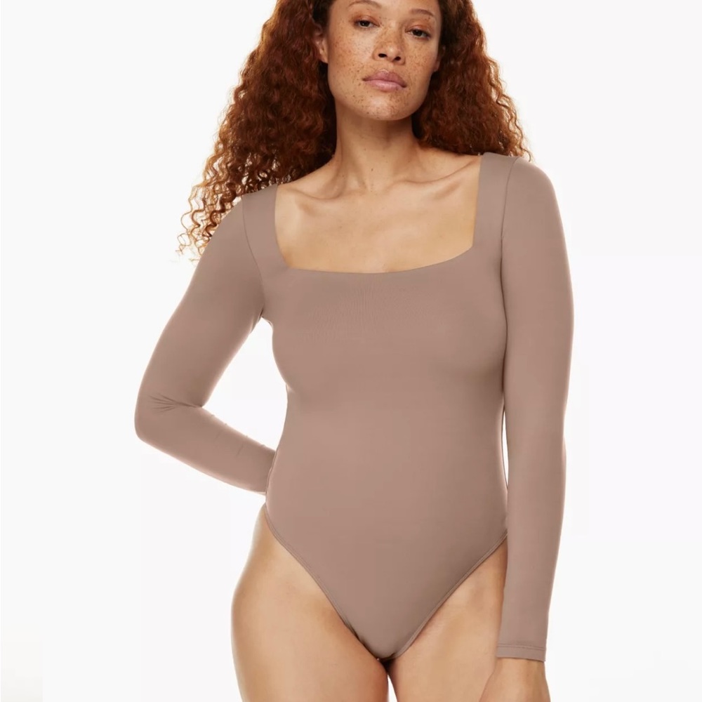 Aritzia- Babaton
Contour Squareneck Longsleeve Bodysuit